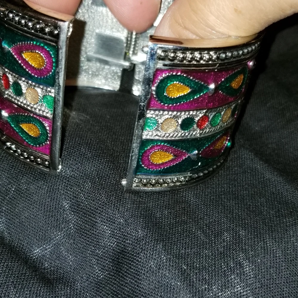 Beautuful Enameld Cuff Braclet - Picture 3 of 4